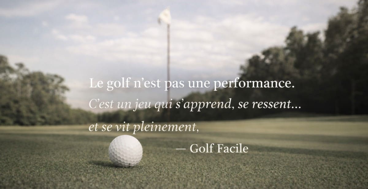 Présentation du site Golf Facile avec une photo d'une balle de golf sur un green et un drapeau en arrière-plan avec le slogan du site : Le golf n’est pas une performance.
C’est un jeu qui s’apprend, se ressent…
et se vit pleinement.