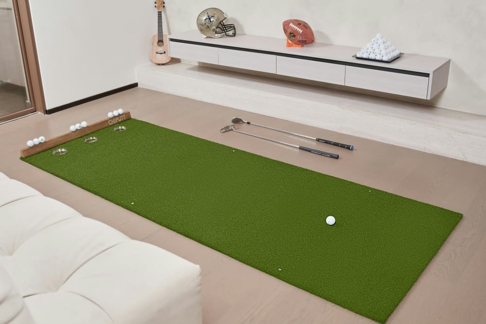 Entraînement golf maison avec un tapis de putting