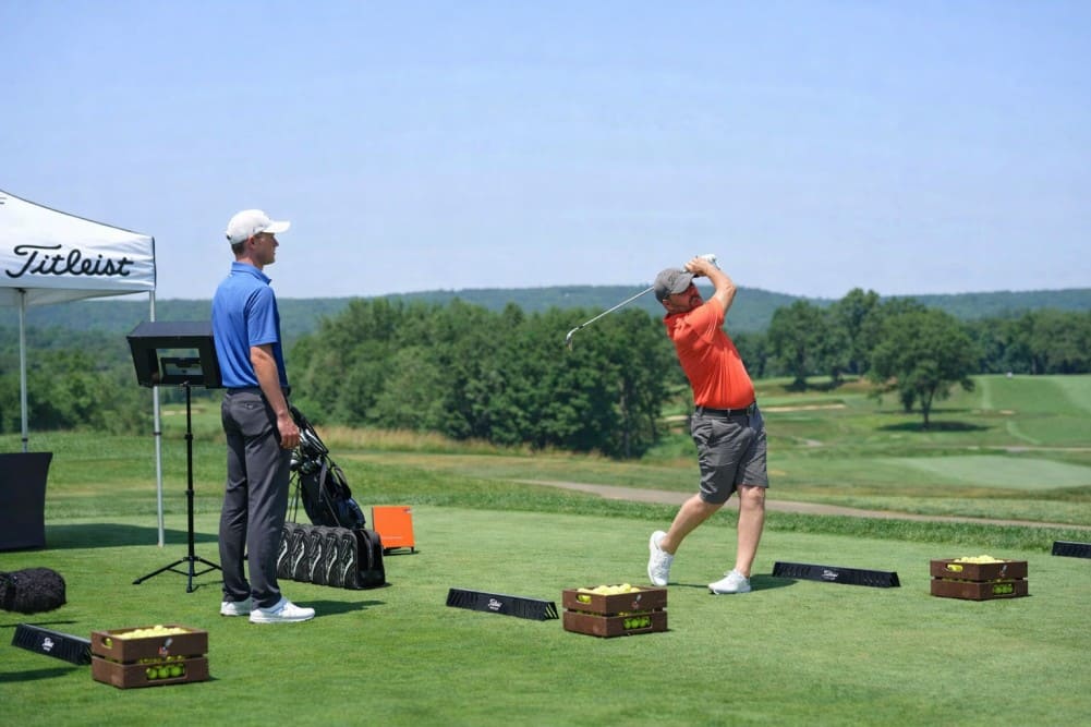 Fitting golf en extérieur sur parcours avec un fitteur professionnel