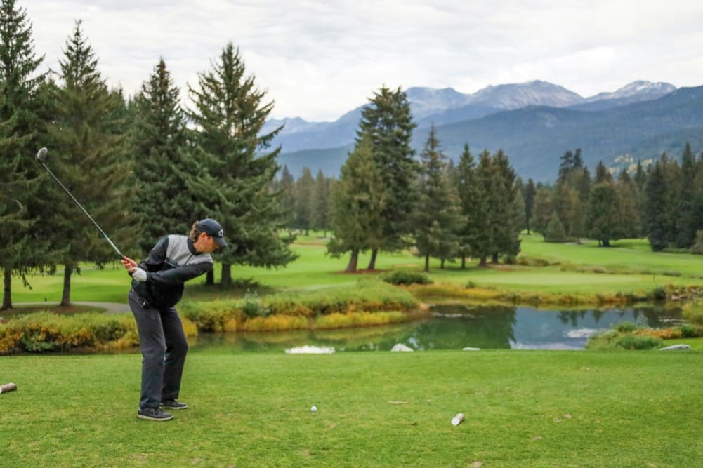 Photo d'un golfeur près d'une zone à pénalité (étang)