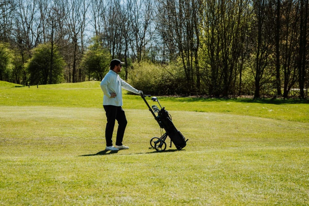 Golfeur sur le fairway se questionnant sur le vocabulaire golf débutant
