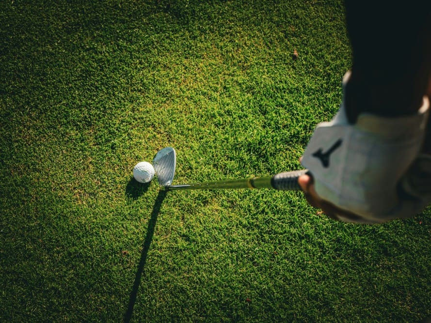 Photo détaillée d'une prise de grip au golf précise