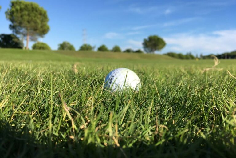 Exemple de comment sortir du rough au golf avec une balle de golf enfoncée dans l'herbe