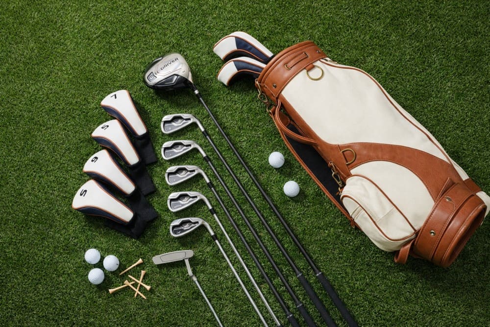 Présentation d'un set complet de clubs de golf pour un cours de golf débutant