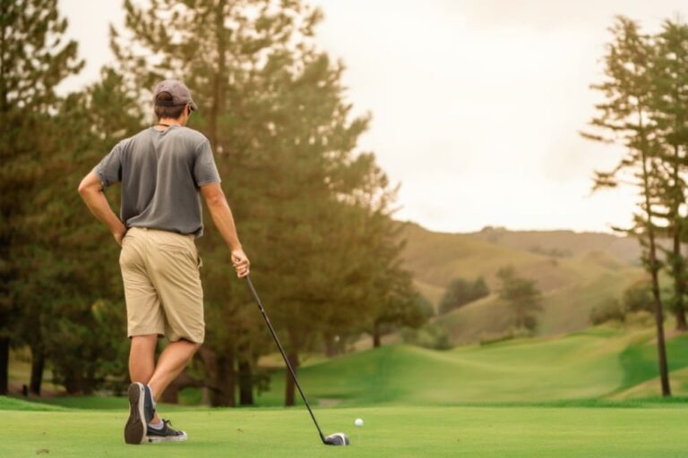 Golfeur en réflexion pour apprendre le golf seul