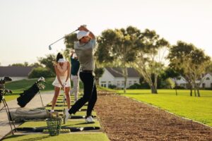 Présentation d'un bon swing golf débutant au practice