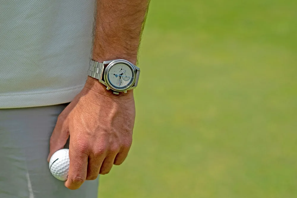 Golfeur tenant une balle de golf dans sa main avant d'effectuer le drop, procédure dropper balle golf