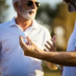 Dropper une balle au golf : règle officielle et procédure exacte