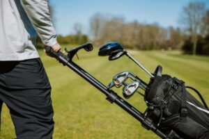 Golfeur avec ses clubs sur le parcours pour définir une stratégie golf driver