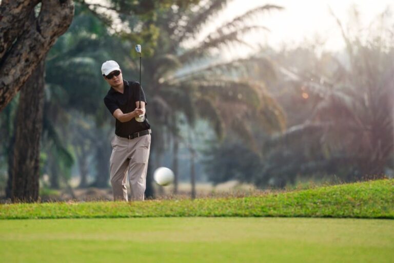 Bon exemple de chipping golf avec un golfeur exécutant un chip au golf