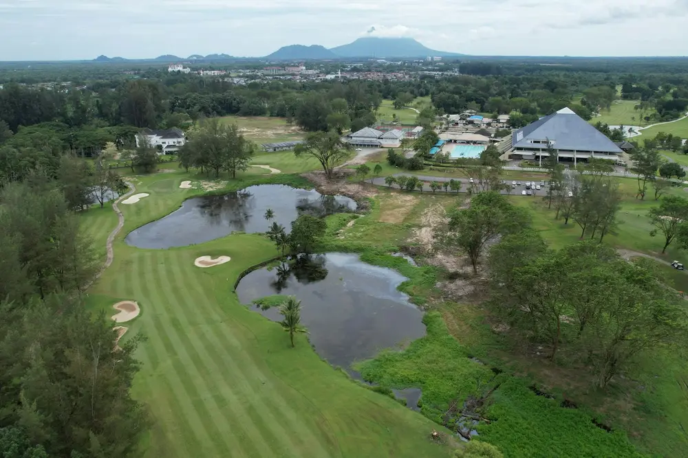 Golfeur concentré en train de putter sur le green lors de sa première partie