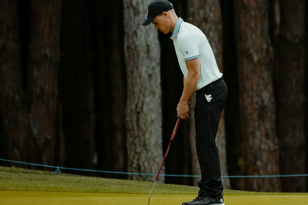 Femme débutante frappant au practice avant sa première partie de golf