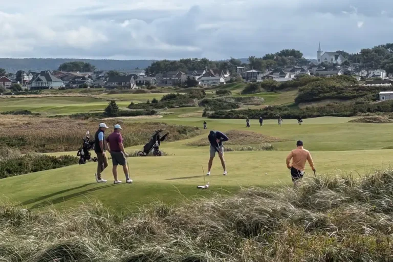 Équipe de golfeurs souriants en compétition de scramble golf sur un parcours verdoyant