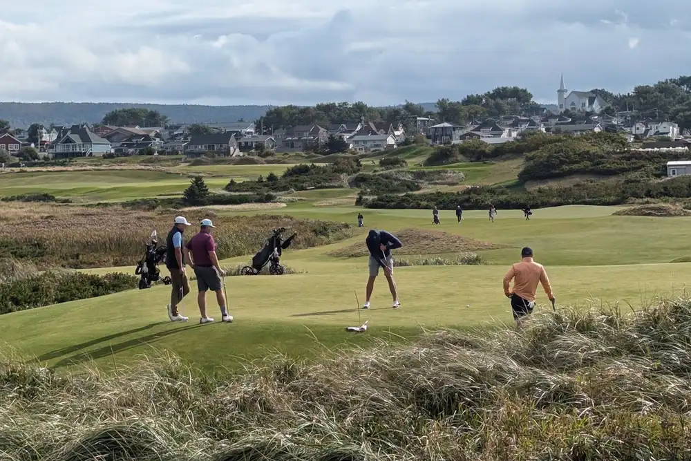 Équipe de golfeurs souriants en compétition de scramble golf sur un parcours verdoyant