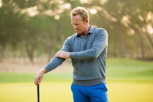 Le golf elbow ou coude du golfeur (épicondylite) : causes, traitements et prévention