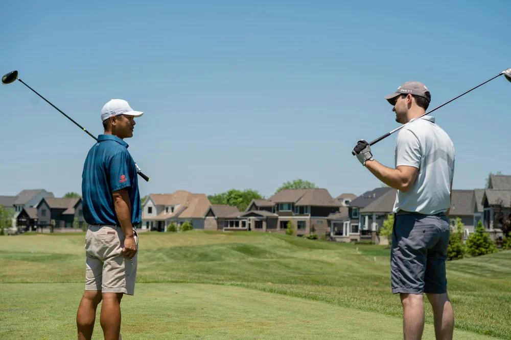Deux golfeurs au début d'une partie de match play