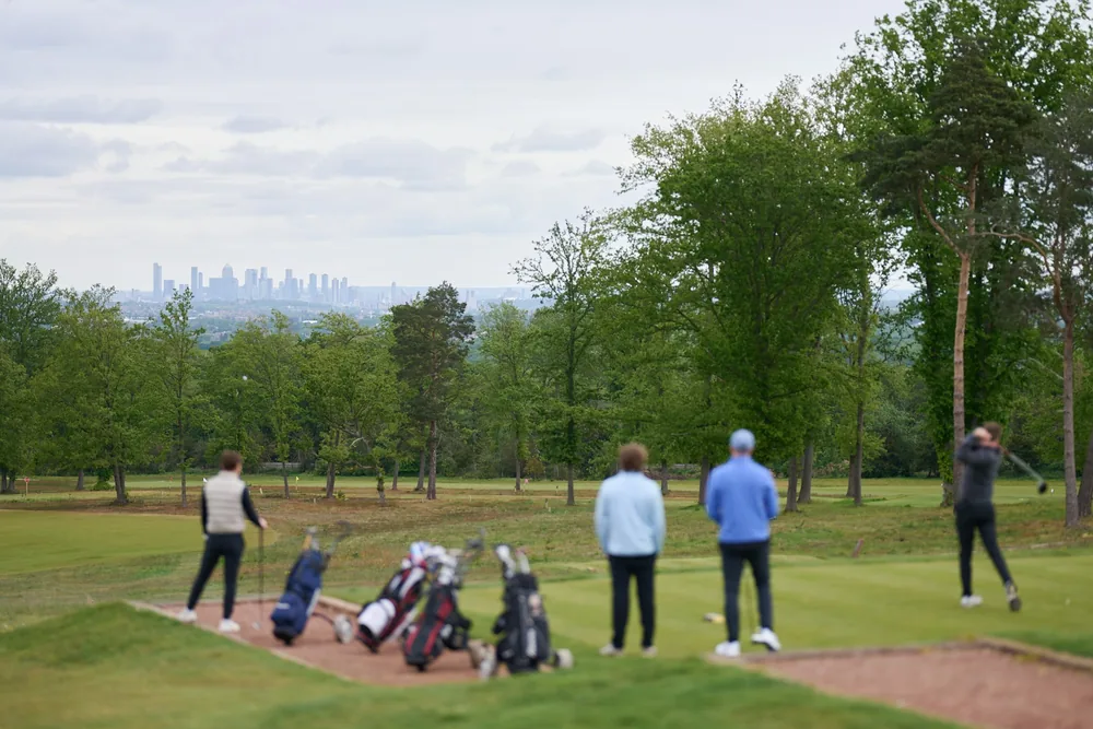 Quatre golfeurs sur le tee de départ en compétition par équipes foursome et four-ball