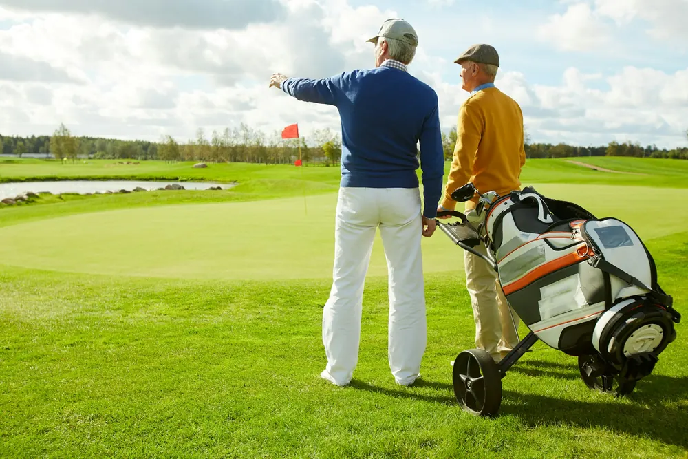 Deux golfeurs analysant leur stratégie sur le fairway lors d'un duel en match play