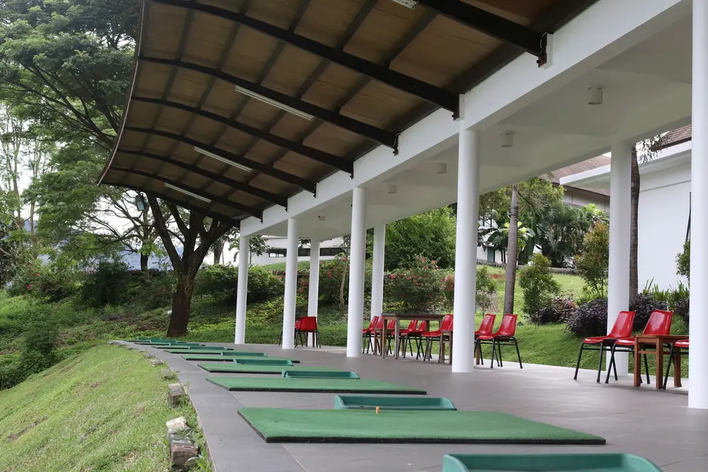 Practice de golf couvert avec tapis de frappe, illustration des tarifs d'entraînement en France