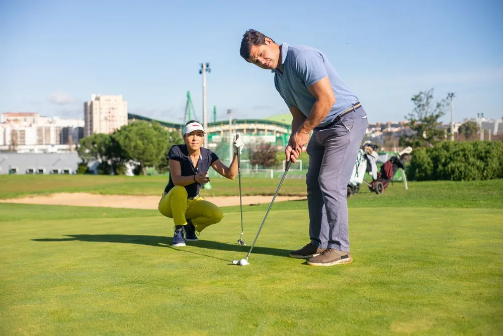 Initiation au golf : comment se passe la première séance, et ce qu'elle coûte