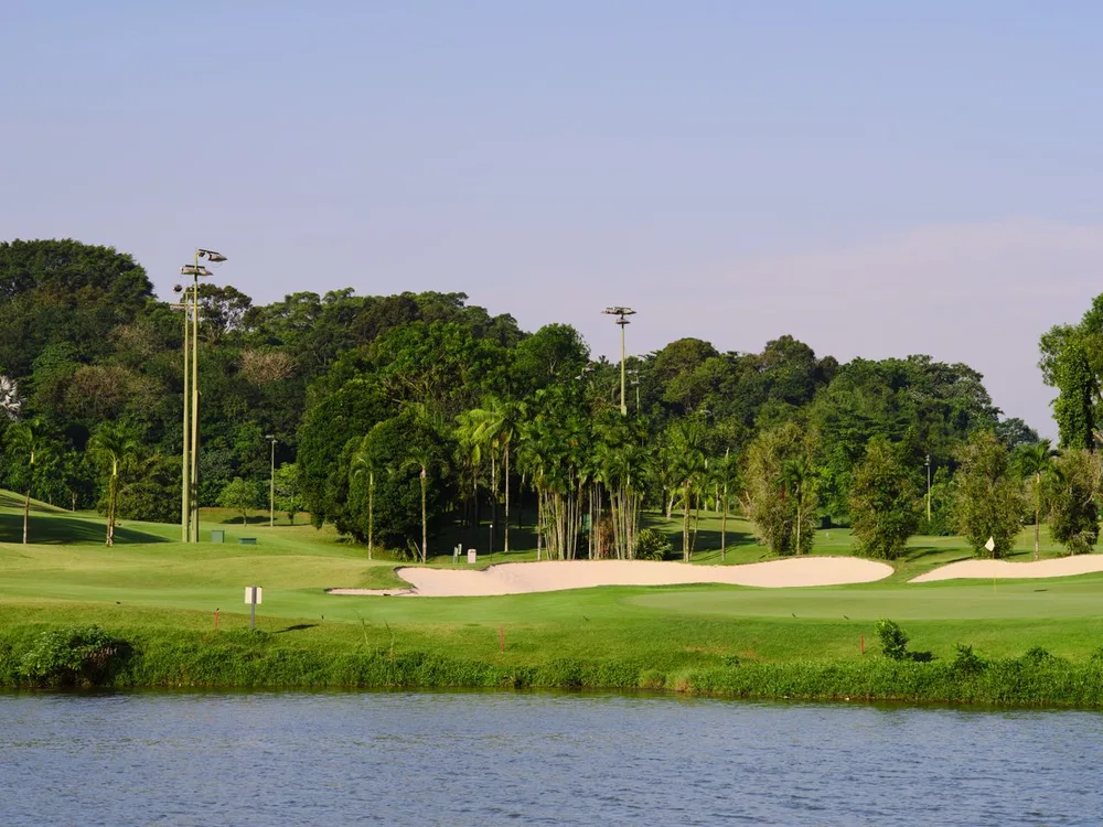 Un parcours de golf borde une étendue d’eau montrant les pénalités au golf